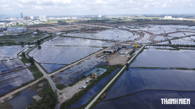 Xe cơ giới thi công đường nghìn tỉ ở Huế bị 'bỏ quên' trên cánh đồng nước- Ảnh 6.