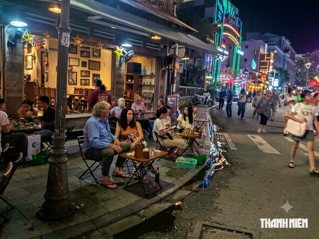 'Phố Tây' Huế về đêm: Có gì vui mà tây, ta kéo nhau đến nườm nượp?- Ảnh 8.