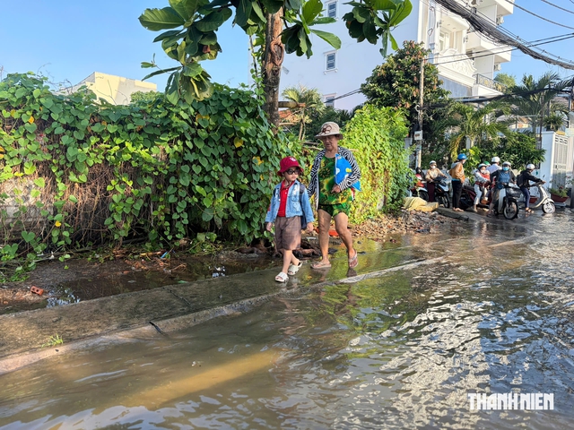 Triều cường dâng cao: Phụ huynh, học sinh TP.HCM chật vật đến trường - Ảnh 9.
