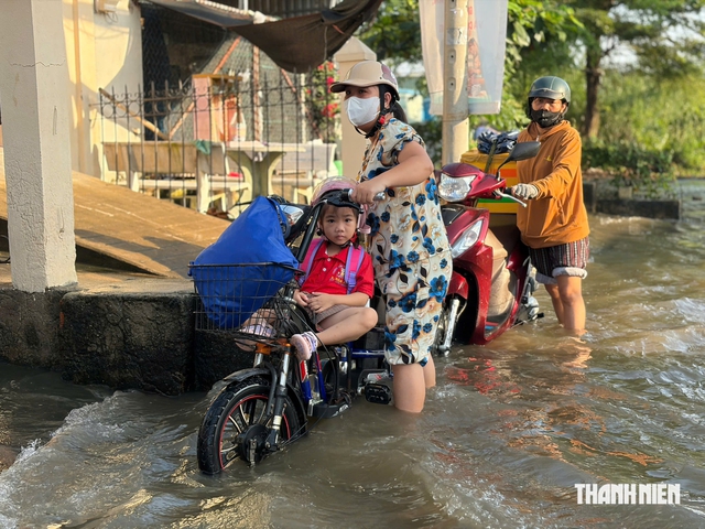 Triều cường dâng cao: Phụ huynh, học sinh TP.HCM chật vật đến trường - Ảnh 19.