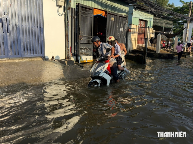 Triều cường dâng cao: Phụ huynh, học sinh TP.HCM chật vật đến trường - Ảnh 14.