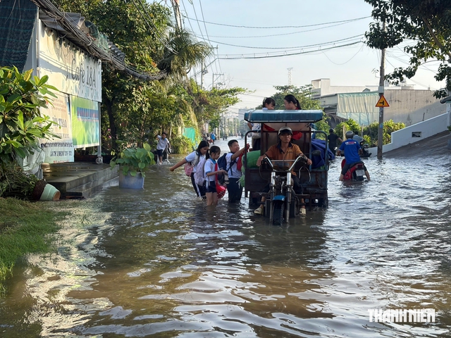 Triều cường dâng cao: Phụ huynh, học sinh TP.HCM chật vật đến trường - Ảnh 18.