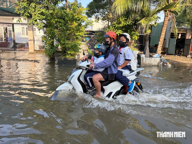 Triều cường dâng cao: Phụ huynh, học sinh TP.HCM chật vật đến trường - Ảnh 17.
