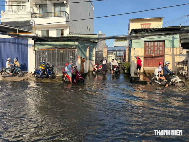 Triều cường dâng cao: Phụ huynh, học sinh TP.HCM chật vật đến trường - Ảnh 12.