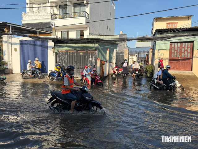 Triều cường dâng cao: Phụ huynh, học sinh TP.HCM chật vật đến trường - Ảnh 8.