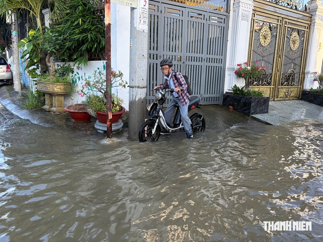 Triều cường dâng cao: Phụ huynh, học sinh TP.HCM chật vật đến trường - Ảnh 3.