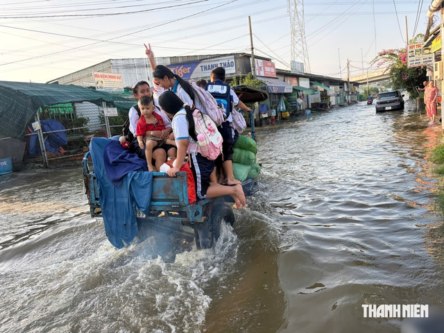 Triều cường dâng cao: Phụ huynh, học sinh TP.HCM chật vật đến trường - Ảnh 11.