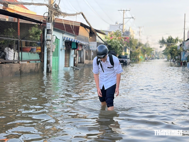 Triều cường dâng cao: Phụ huynh, học sinh TP.HCM chật vật đến trường - Ảnh 5.