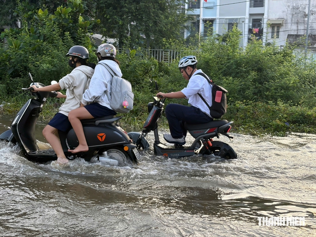 Triều cường dâng cao: Phụ huynh, học sinh TP.HCM chật vật đến trường - Ảnh 1.