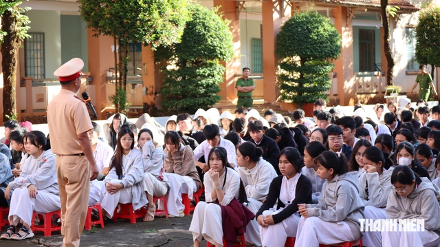 Nữ sinh bật khóc khi bị CSGT xử lý do vi phạm giao thông- Ảnh 8.