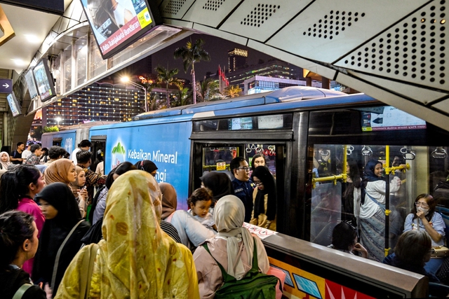 Xe buýt đắc khách, Jakarta tính đưa giao thông công cộng lên trời cao - Ảnh 1.
