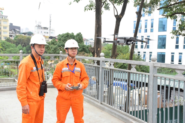 EVNHANOI chuyển đổi số từ lưới điện đến phục vụ khách hàng - Ảnh 1.