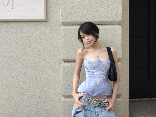 Muôn kiểu biến tấu với áo corset đa sắc- Ảnh 3.