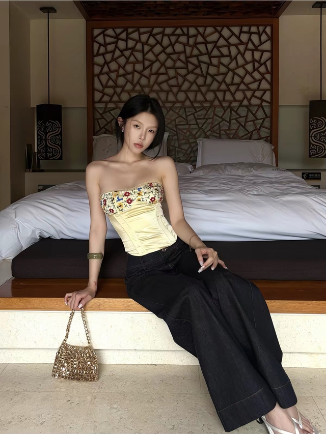Muôn kiểu biến tấu với áo corset đa sắc- Ảnh 5.