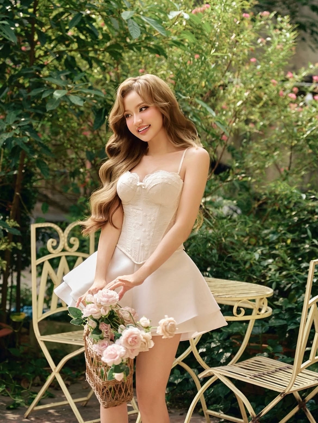 Muôn kiểu biến tấu với áo corset đa sắc- Ảnh 7.