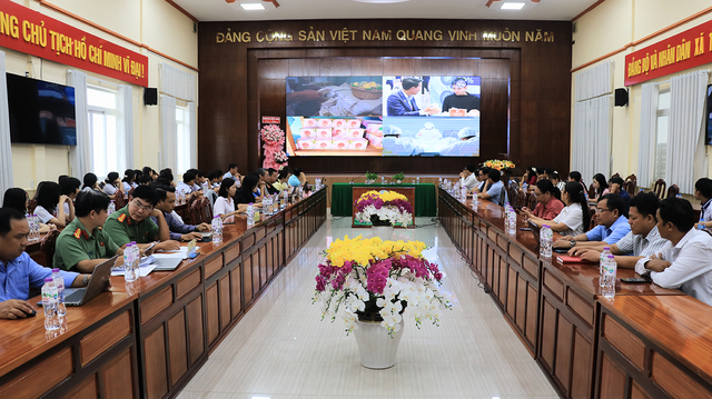 iSMART đồng hành đưa chuyển đổi số giáo dục đến gần người học tại Tràm Chim - Ảnh 1.
