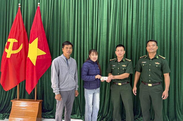 Thiếu tá biên phòng nhặt được 50 triệu đồng, tìm người đánh rơi để trả lại- Ảnh 1.
