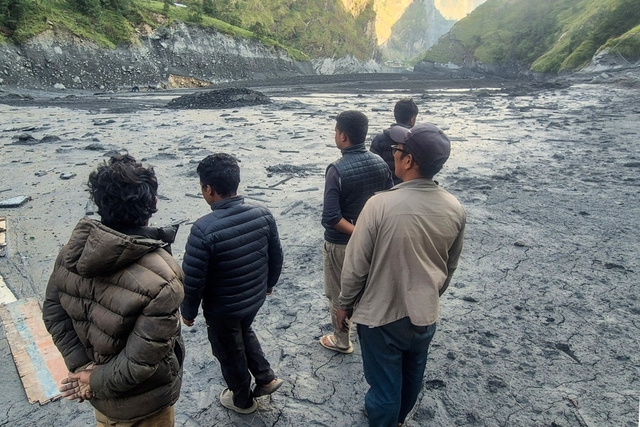 Hơn 100 người nước ngoài bị mắc kẹt do lũ quét ở Nepal - Ảnh 1.