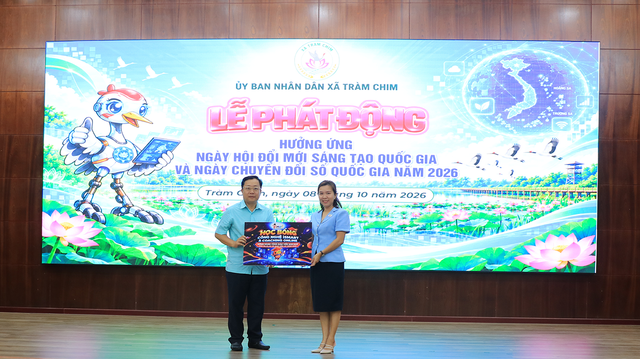iSMART đồng hành đưa chuyển đổi số giáo dục đến gần người học tại Tràm Chim - Ảnh 3.