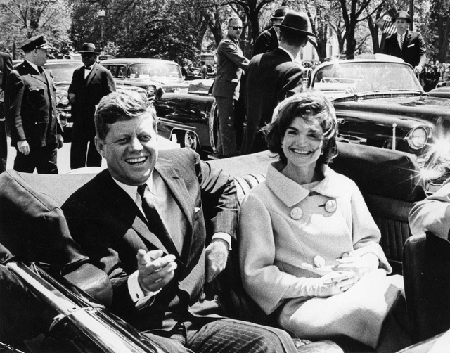 Đằng sau vẻ hào hoa của John F. Kennedy là những cuộc tình không hồi kết - Ảnh 1.