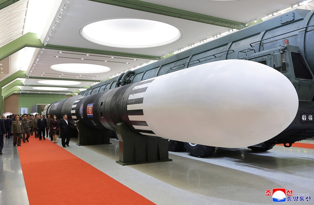 Ông Kim Jong-un thăm bảo tàng trưng bày tên lửa có khả năng vươn tới Mỹ - Ảnh 4.
