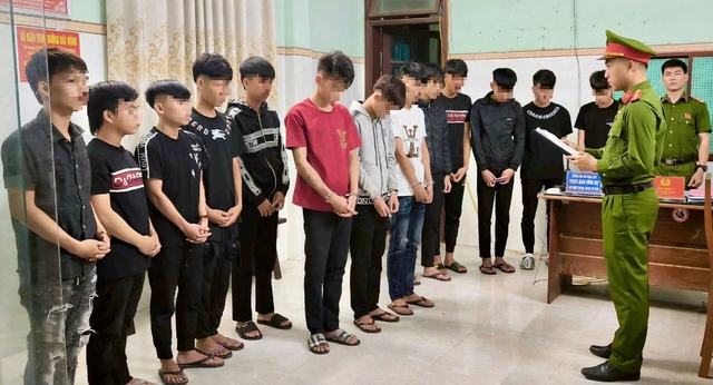 Khởi tố 9 thanh thiếu niên mang hung khí, chạy xe gây rối rồi đăng TikTok- Ảnh 1.