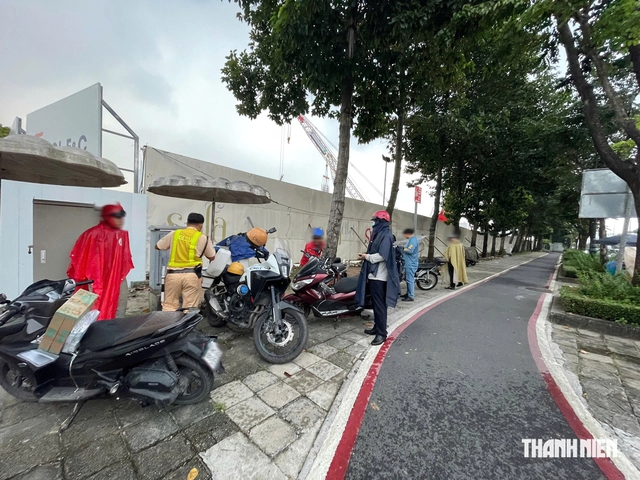 Làn xe máy đông, làn xe đạp trống: Xe máy chạy vào có bị CSGT phạt? - Ảnh 1.
