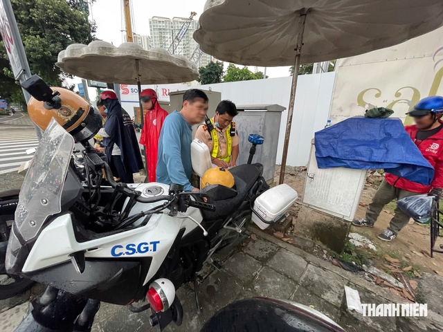 Làn xe máy đông, làn xe đạp trống: Xe máy chạy vào có bị CSGT phạt? - Ảnh 3.