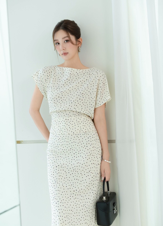 5 kiểu áo blouse nữ tính để nàng làm mới phong cách công sở- Ảnh 1.