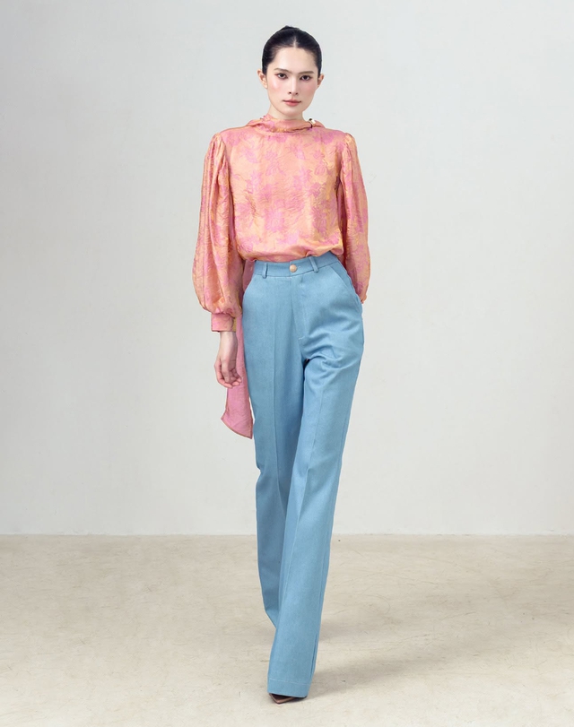 5 kiểu áo blouse nữ tính để nàng làm mới phong cách công sở- Ảnh 5.