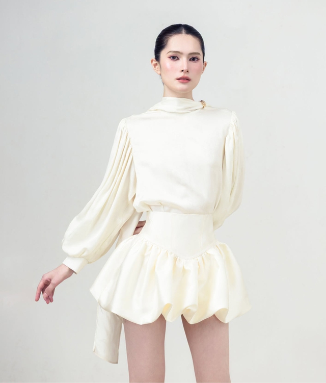 5 kiểu áo blouse nữ tính để nàng làm mới phong cách công sở- Ảnh 4.