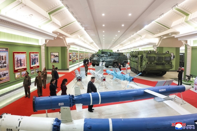 Ông Kim Jong-un thăm bảo tàng trưng bày tên lửa có khả năng vươn tới Mỹ - Ảnh 3.