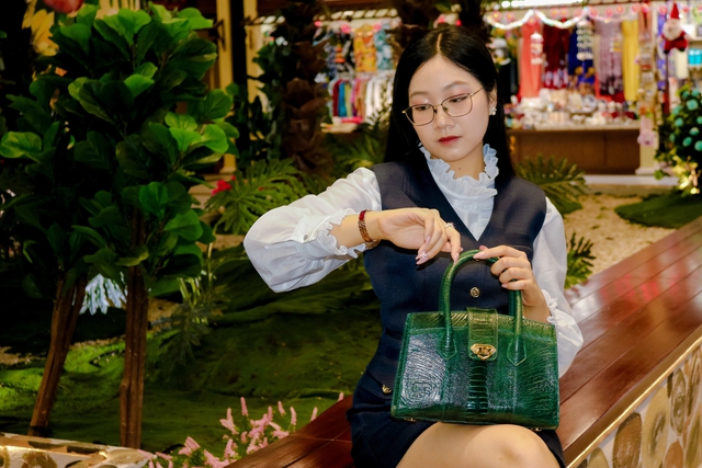 Chọn qu&agrave; 20-10 c&ugrave;ng thời trang da đ&agrave; điểu, c&aacute; sấu Khatoco - Ảnh 1.