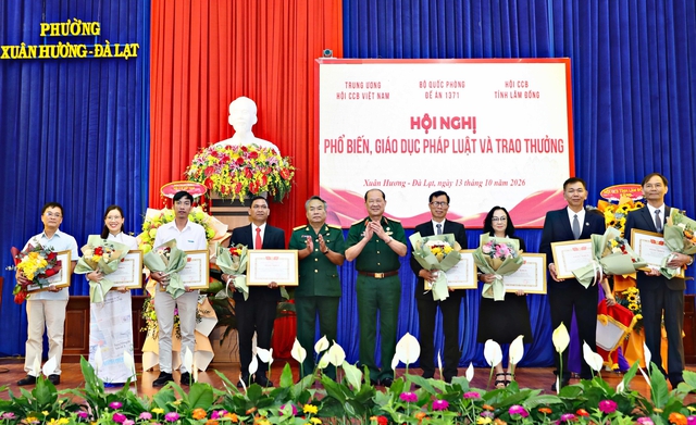 Vụ 6 cựu chiến binh kêu oan: Hội Cựu chiến binh Việt Nam khen thưởng nhà báo, luật sư- Ảnh 2.