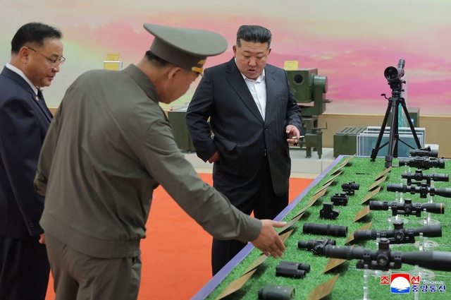 Ông Kim Jong-un thăm bảo tàng trưng bày tên lửa có khả năng vươn tới Mỹ - Ảnh 7.