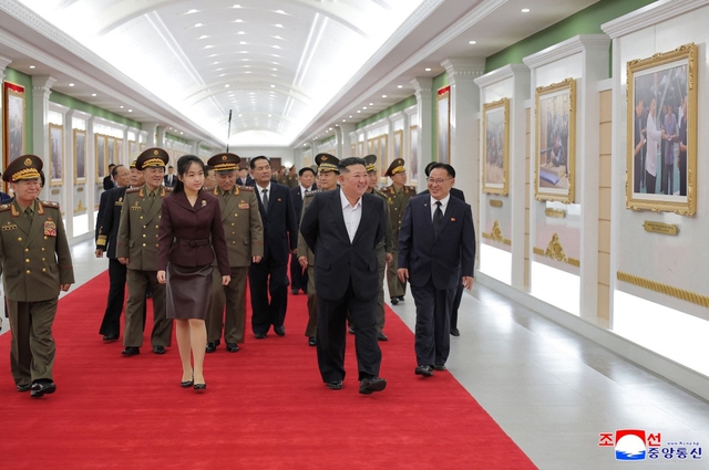 Ông Kim Jong-un thăm bảo tàng trưng bày tên lửa có khả năng vươn tới Mỹ - Ảnh 1.