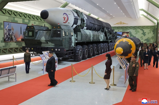 Ông Kim Jong-un thăm bảo tàng trưng bày tên lửa có khả năng vươn tới Mỹ - Ảnh 5.