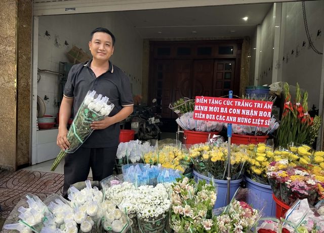 Cửa h&agrave;ng hoa tặng 500 b&ocirc;ng c&uacute;c trắng, tiễn đưa 731 liệt sĩ về nơi an nghỉ - Ảnh 1.