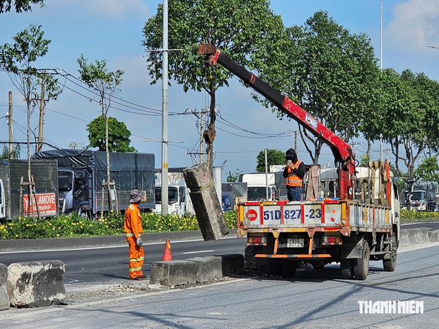 Xe container tông dải phân cách ở Hóc Môn, cửa ngõ tây bắc ùn ứ - Ảnh 4.