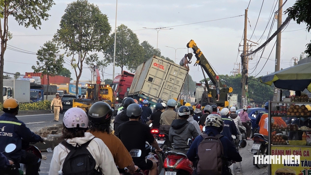 Xe container tông dải phân cách ở Hóc Môn, cửa ngõ tây bắc ùn ứ - Ảnh 3.