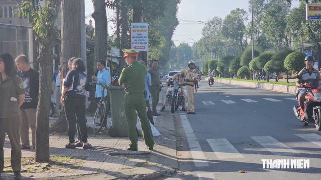 Vụ nữ sinh Vĩnh Long tử vong: An ninh siết chặt tại phi&ecirc;n t&ograve;a lần 3 s&aacute;ng nay - Ảnh 8.