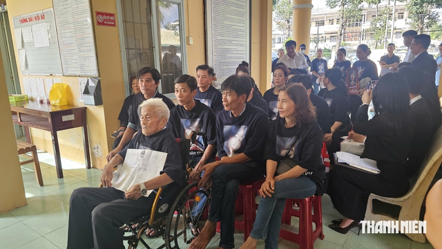 Vụ nữ sinh Vĩnh Long tử vong: An ninh siết chặt tại phi&ecirc;n t&ograve;a lần 3 s&aacute;ng nay - Ảnh 7.