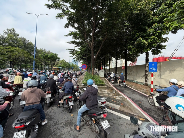 Làn xe máy đông, làn xe đạp trống: Xe máy chạy vào có bị CSGT phạt? - Ảnh 4.