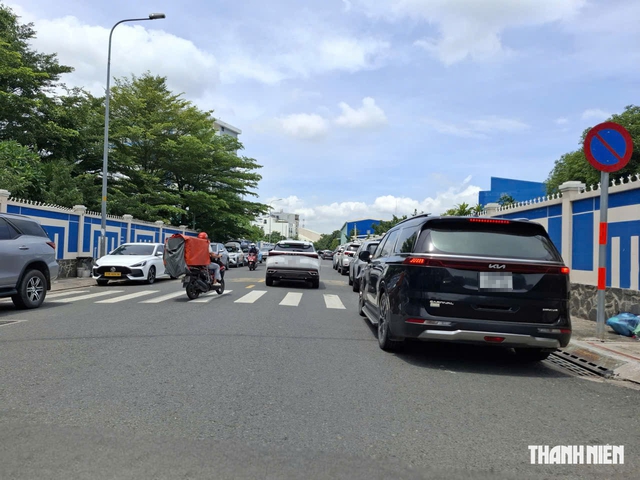 Có biển cấm, xe vẫn đậu chiếm đường- Ảnh 1.