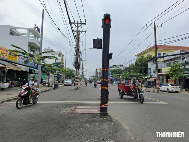 Trụ đ&egrave;n đứng giữa đường- Ảnh 1.