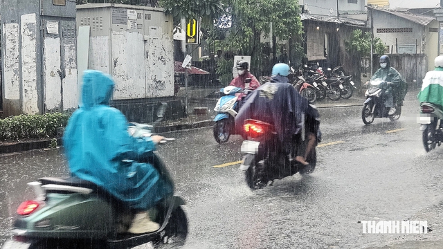 Mưa giông có sét: Bác sĩ chỉ cách tránh nguy hiểm, sơ cứu đúng cách - Ảnh 1.