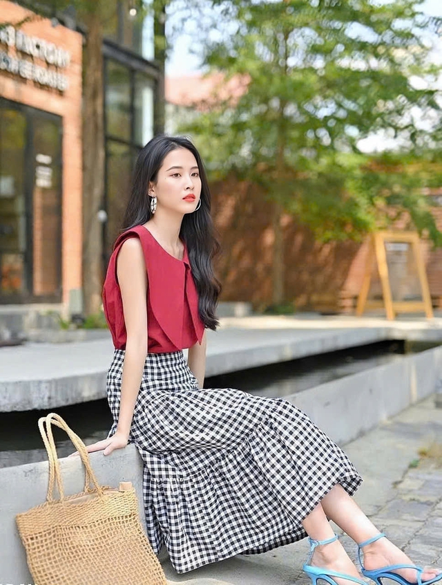 Chân váy ca rô trở lại khiến nàng mê đắm- Ảnh 2.
