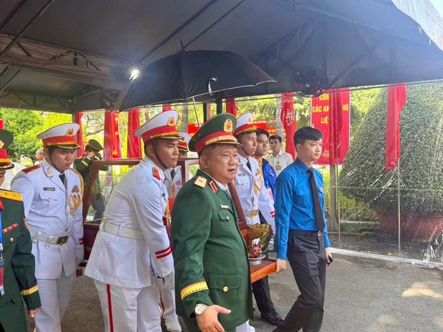 Áo xanh, nhành hoa trắng và lòng biết ơn - Ảnh 1.