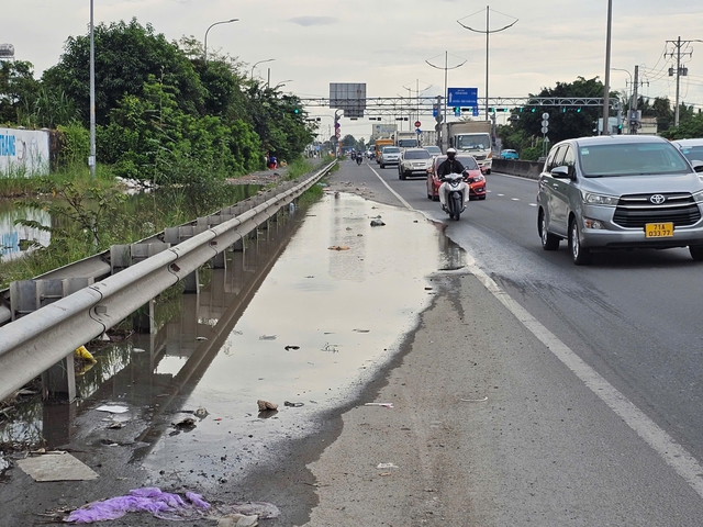 Đường V&otilde; Trần Ch&iacute; ngập nước k&eacute;o d&agrave;i, người d&acirc;n nơm nớp lo tai nạn - Ảnh 2.