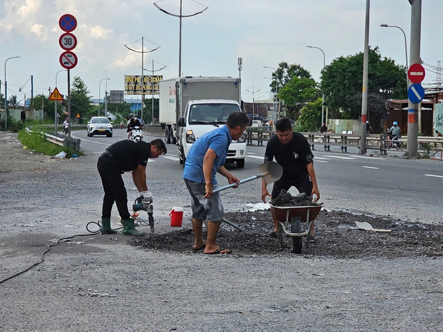 Đường V&otilde; Trần Ch&iacute; ngập nước k&eacute;o d&agrave;i, người d&acirc;n nơm nớp lo tai nạn - Ảnh 6.